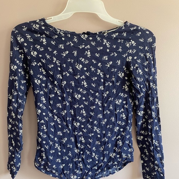 Cute Long Sleeves Blouse - Picture 2 of 5